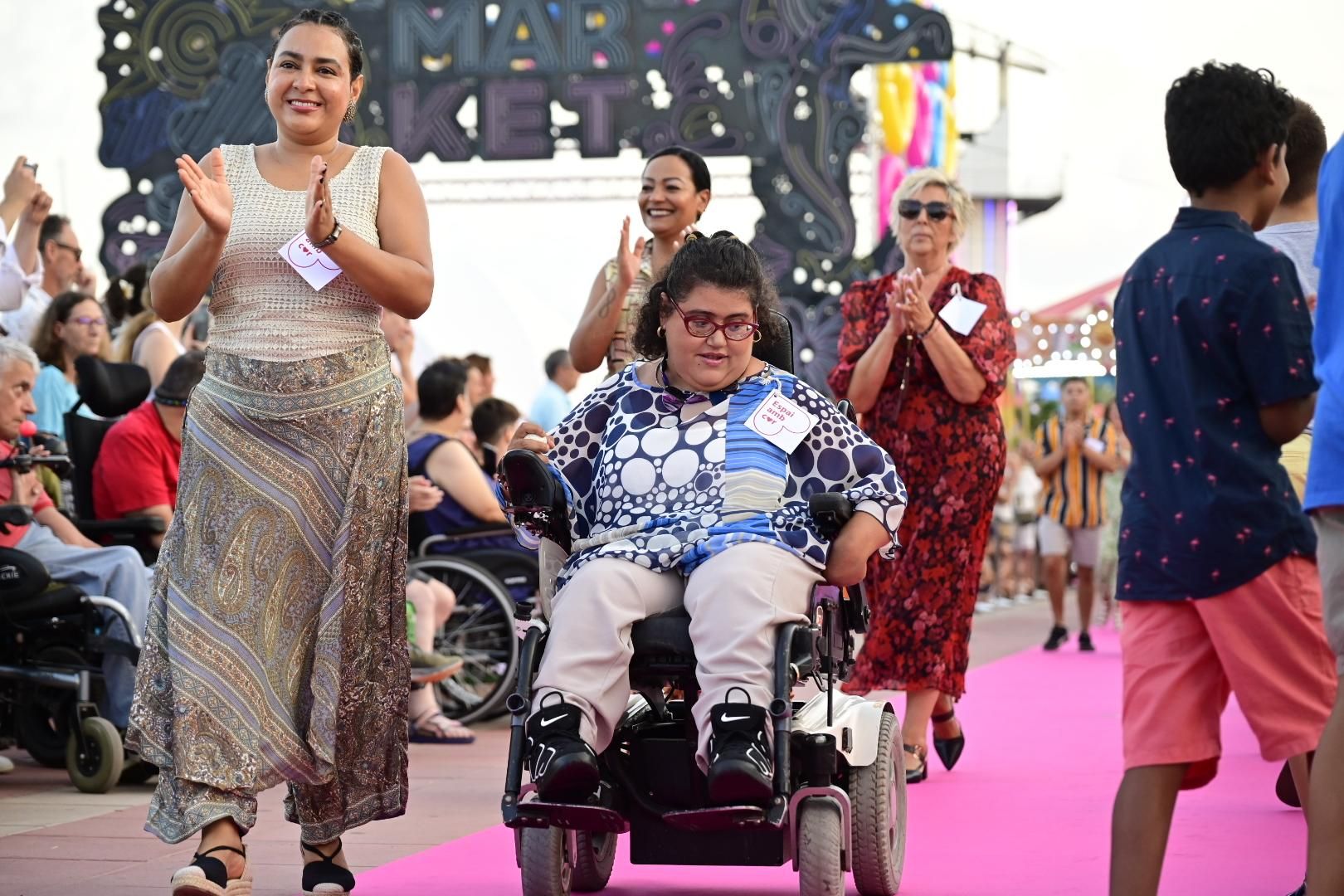 El Moll de Costa se viste de moda con el desfile solidario de Cáritas