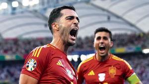 Merino y Rodri celebran el gol con el que España eliminó a Alemania en la Eurocopa.