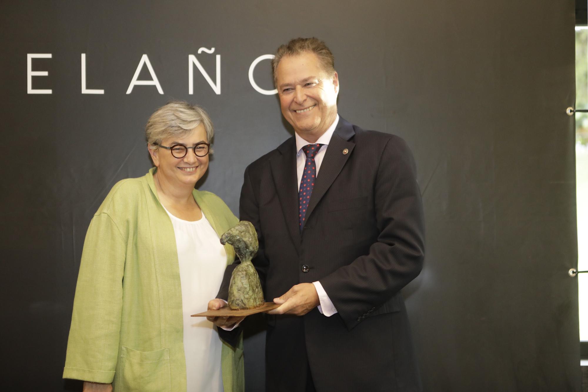 Entrega del premio "Gijonés del año" a Félix Baragaño