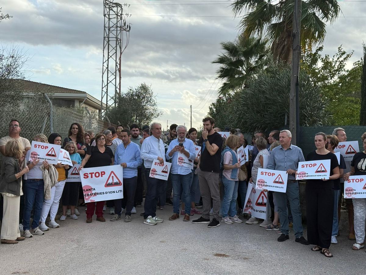 El actual alcalde Martí March y su hermano, el exalcalde Miquel Àngel March (ambos en el centro de la imagen, con camisa clara), apoyaron la protesta.