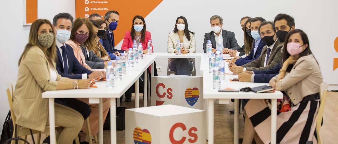 Uno de los últimos comités autonómicos de Ciudadanos en Aragón, presidido por, desde el centro, Marina Bravo, Inés Arrimadas y Daniel Pérez Calvo.