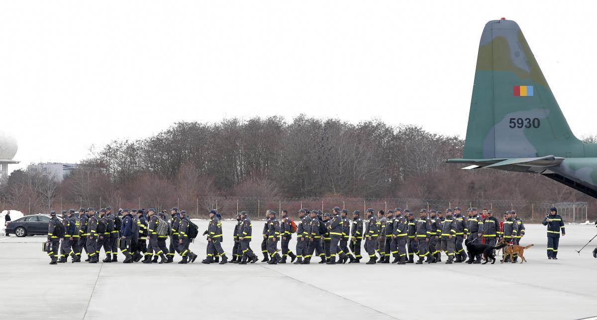 Otopeni (Romania), 06/02/2023.- Romanian rescue workers arrive for a last briefing being deployed to Southern Turkey to help local authorities in their rescue missions after the devastating earthquake that hit Turkey and Syria, at the military airbase no. 90, in Otopeni, near Bucharest, Romania, 06 February 2023. Two Romanian military aircraft will take 58 rescuers and 4 specialized dogs to Turkey, as well as the materials necessary for their mission, which will support the efforts of the Turkish authorities to search for survivors in the areas affected by the latest earthquakes. According to the US Geological Service, an earthquake with a preliminary magnitude of 7.8 struck southern Turkey close to the Syrian border. The earthquake caused buildings to collapse and sent shockwaves over northwest Syria, Cyprus, and Lebanon. (Terremoto/sismo, Abierto, Chipre, Líbano, Rumanía, Siria, Turquía, Bucarest) EFE/EPA/ROBERT GHEMENT