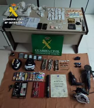 Desmantelan un punto de venta de drogas en Muros