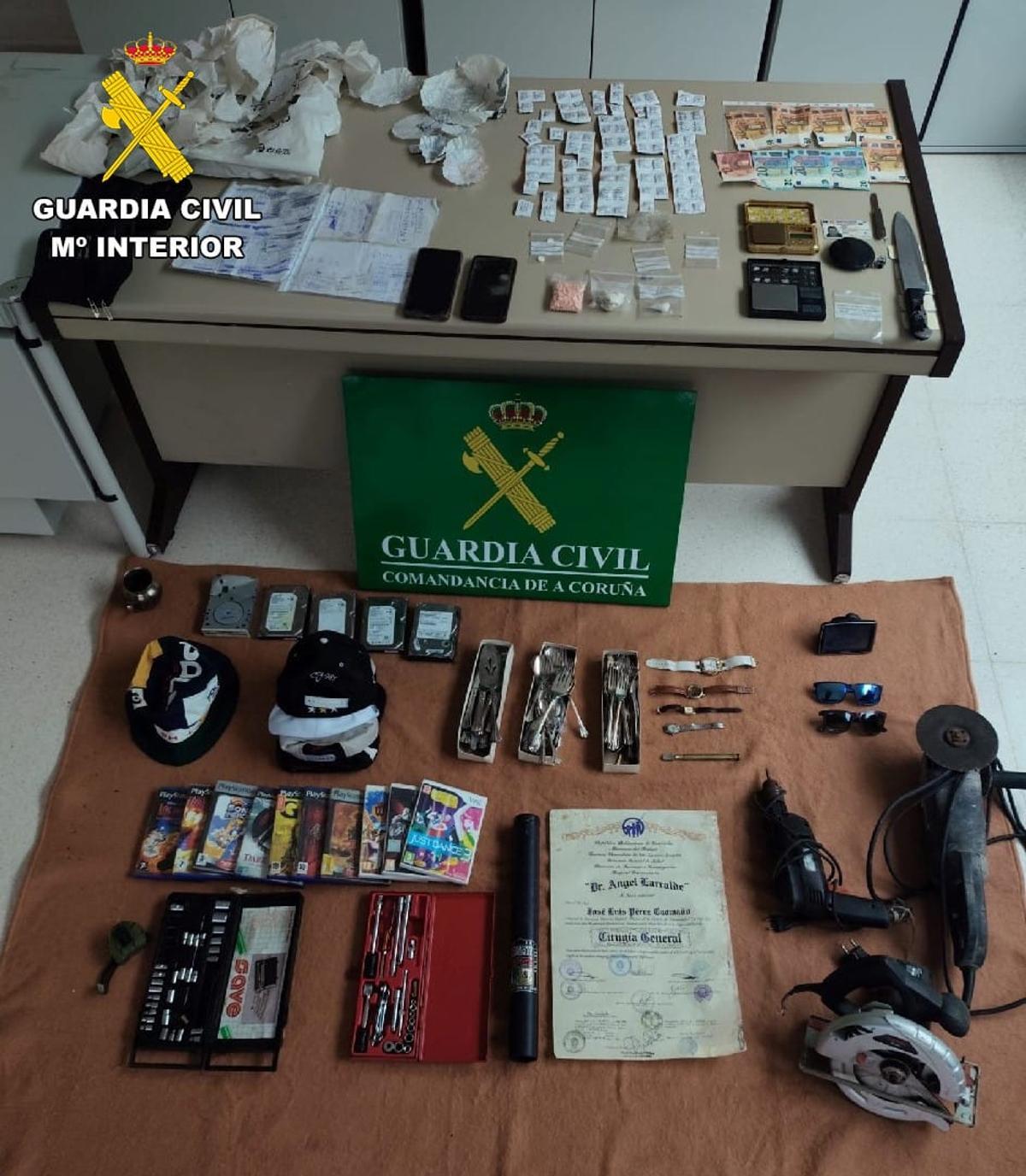 Parte de la droga, el dinero y los efectos intervenicos en el registro.