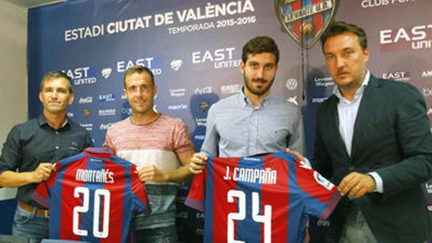 Paco Montañés y José Campaña posan con la camiseta del Levante