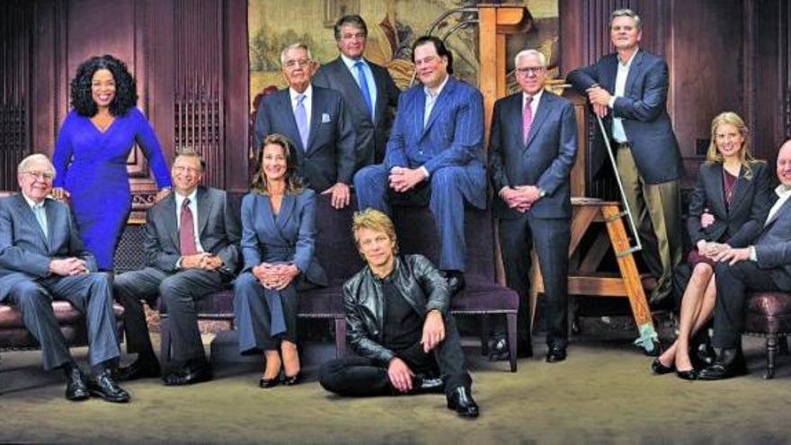 De izquierda a derecha, Warren Buffett, Oprah Winfrey, Bill Gates, Melinda Gates, Pete Petersen, Leon Black, Jon Bon Jovi, Marc Benioff, David Rubenstein, Steve Case, Laura Arrillaga-Andreessen y Marc Andreessen, en el Trustees Room de la Biblioteca Pública de Nueva York. La fotografía será portada del número especial de «Forbes» en el que aparecerá la lista de las 400 personas más acaudaladas de Estados Unidos este año.