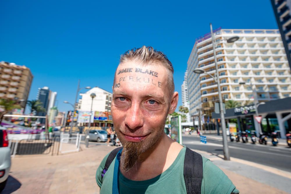 El indigente al que obligaron a tatuarse vuelve a Benidorm y denuncia los hechos