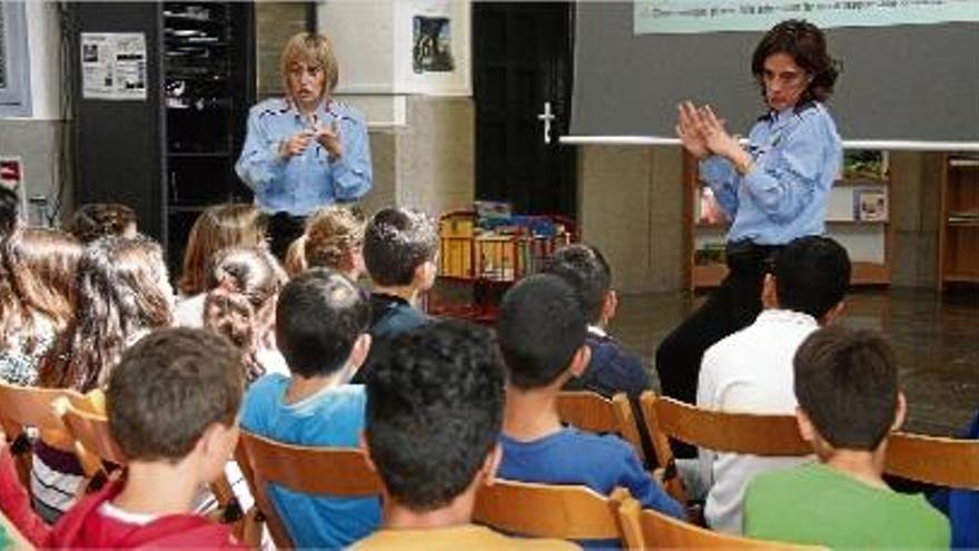 Dues agents dels Mossos d&#039;Esquadra fan una xerrada a alumnes de 6è de l&#039;escola Josep Pallach de Figueres.