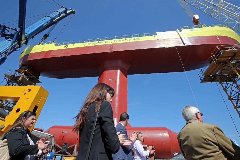 Una "supergrúa" fue la encargada de la botadura que tuvo lugar esta mañana en la terminal de cruceros