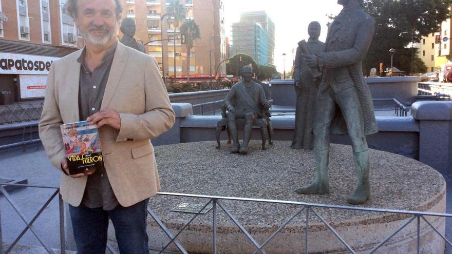Francisco Javier Rodríguez, con 'Vidas que fueron', junto al monumento a los Gálvez de Macharaviaya, esta semana.