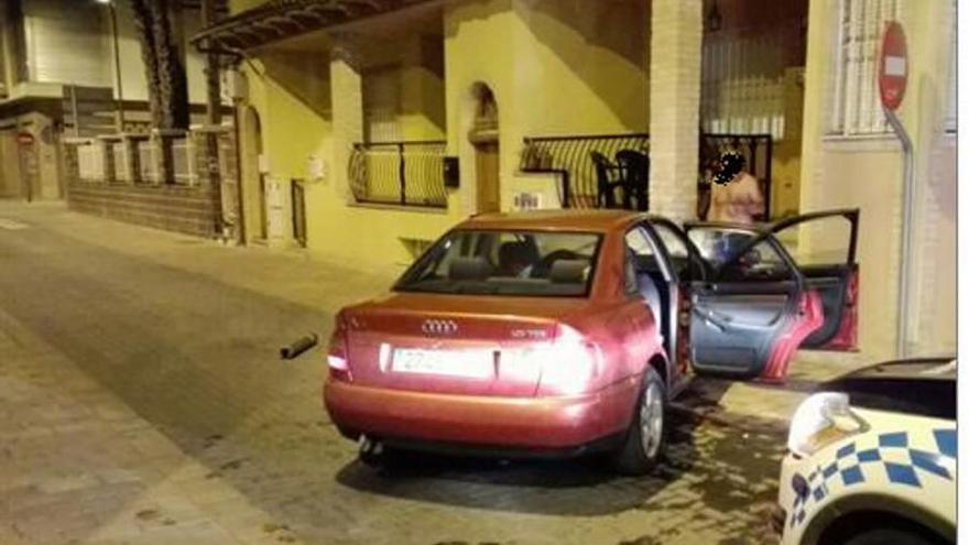 El coche quedó empotrado contra una vivienda.