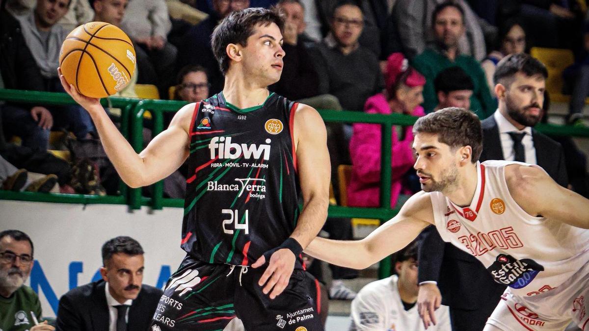 Lucas Capalbo maneja la pelota durante el partido ante el Ourense.