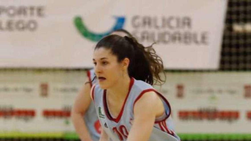 Lucía Fontela, del Celta Zorka, botando el balón. // José Lores