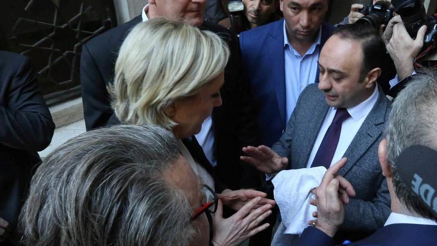 Un representante del Gran Mufti de Líbano, con el velo islámico que Le Pen se negó ayer a ponerse para ver al líder espiritual suní.