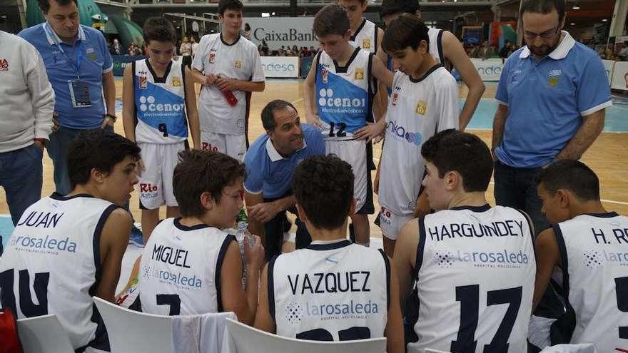 Camilo Riveiro (centro) dando instrucciones a los cadetes obradoristas en un partido anterior.