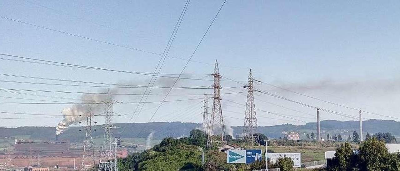 Una humareda saliendo del sínter de Arcelor en Gijón, el 21 de abril de 2018.