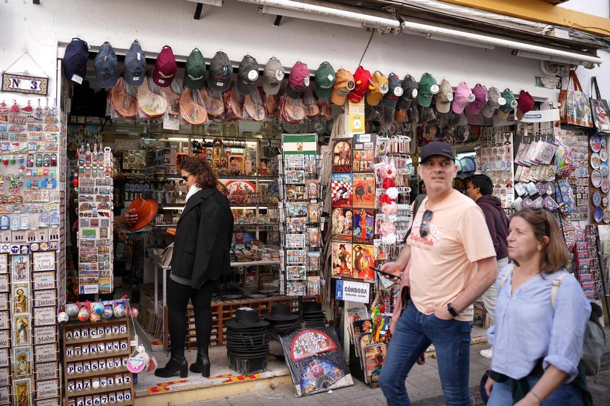 Córdoba. Tiendas de souvenirs por los alrededores de la Mezquita Catedral