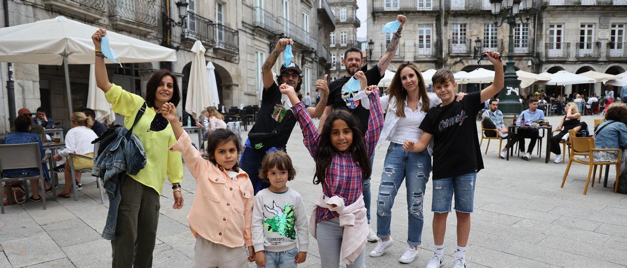 Dos familias celebran quitarse la mascarilla en la Plaza de la Constitución