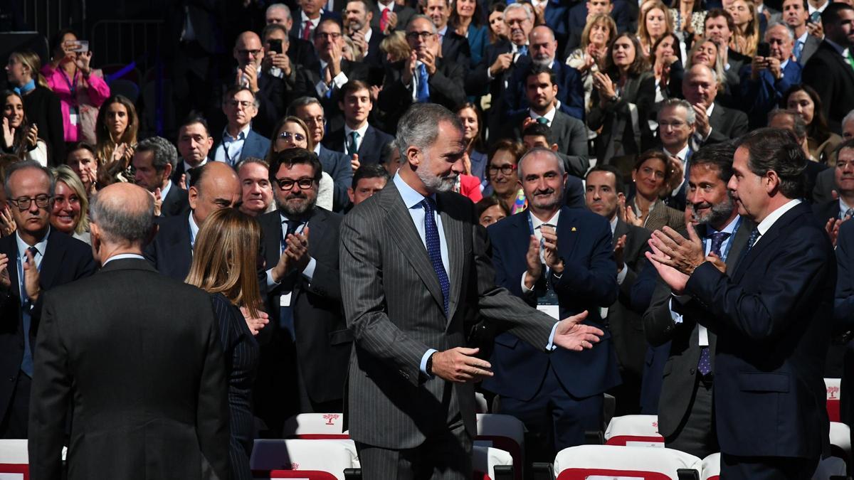 El presidente del Instituto de la Empresa Familiar, Ignacio Rivera, junta al Rey Felipe VI durante la clausura del XXVII Congreso anual del IEF.