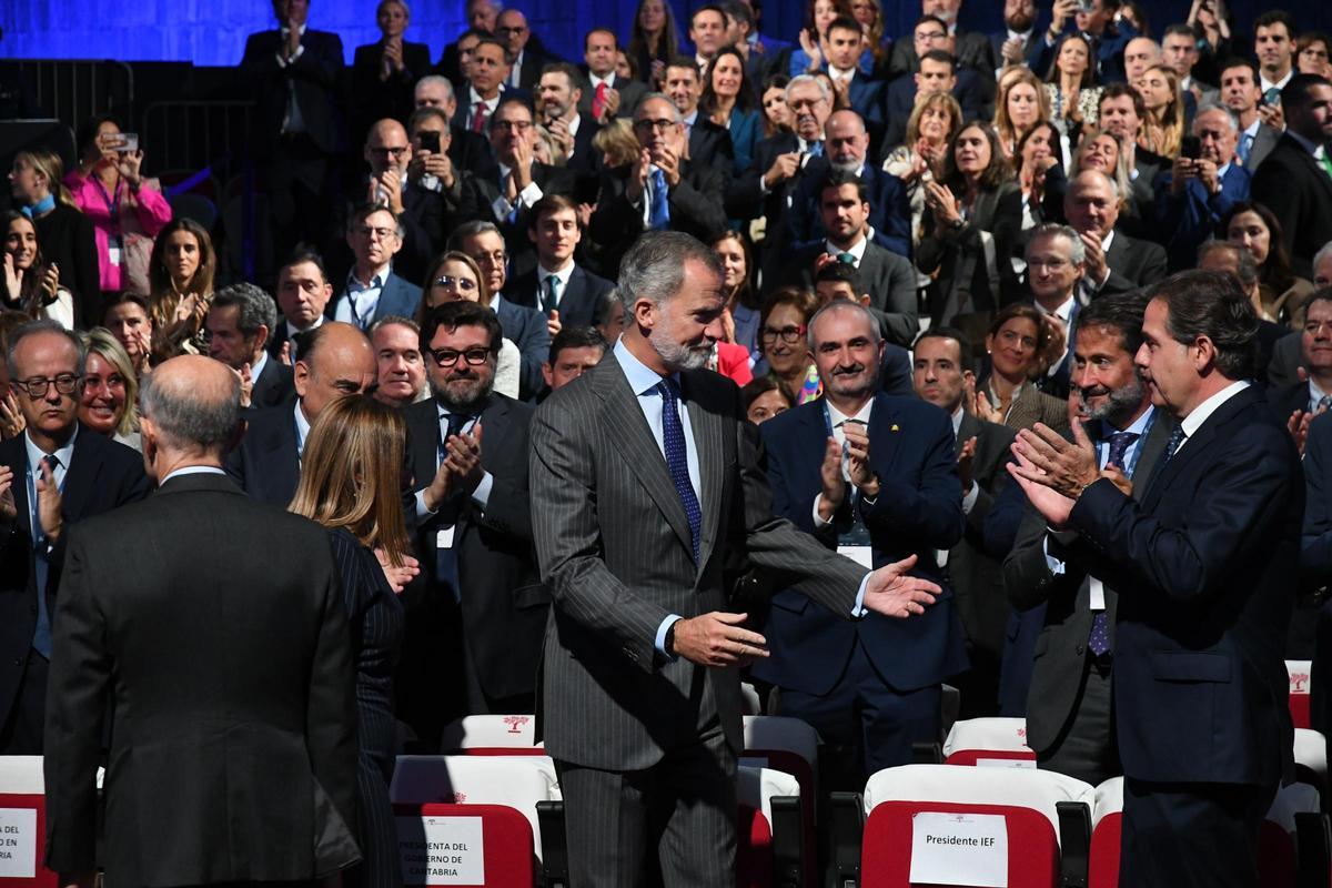 El presidente del Instituto de la Empresa Familiar, Ignacio Rivera, junta al Rey Felipe VI durante la clausura del XXVII Congreso anual del IEF.