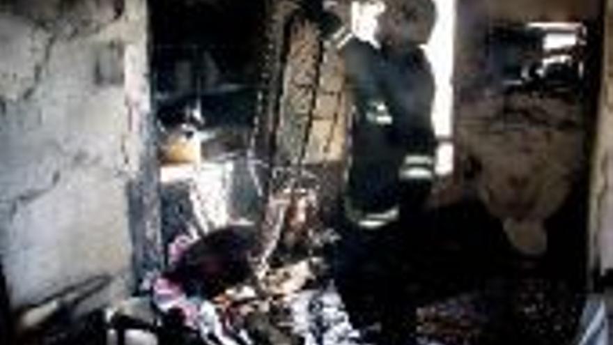 Desalojan un bloque en Carolina Coronado por el fuego de un piso