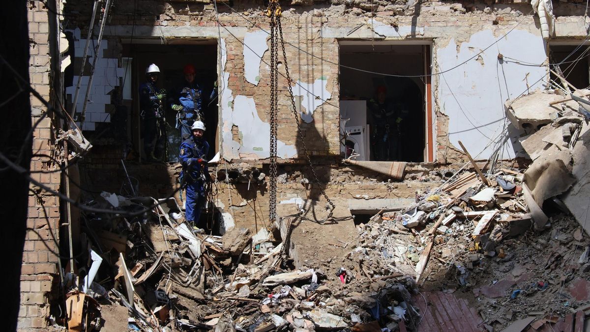 Edificio con daños por un ataque ruso en Kiev, capital de Ucrania
