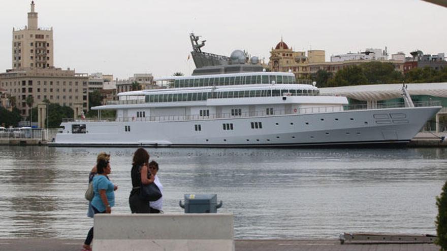 El megayate Rising Sun está atracado en el muelle 2, junto al palmeral.