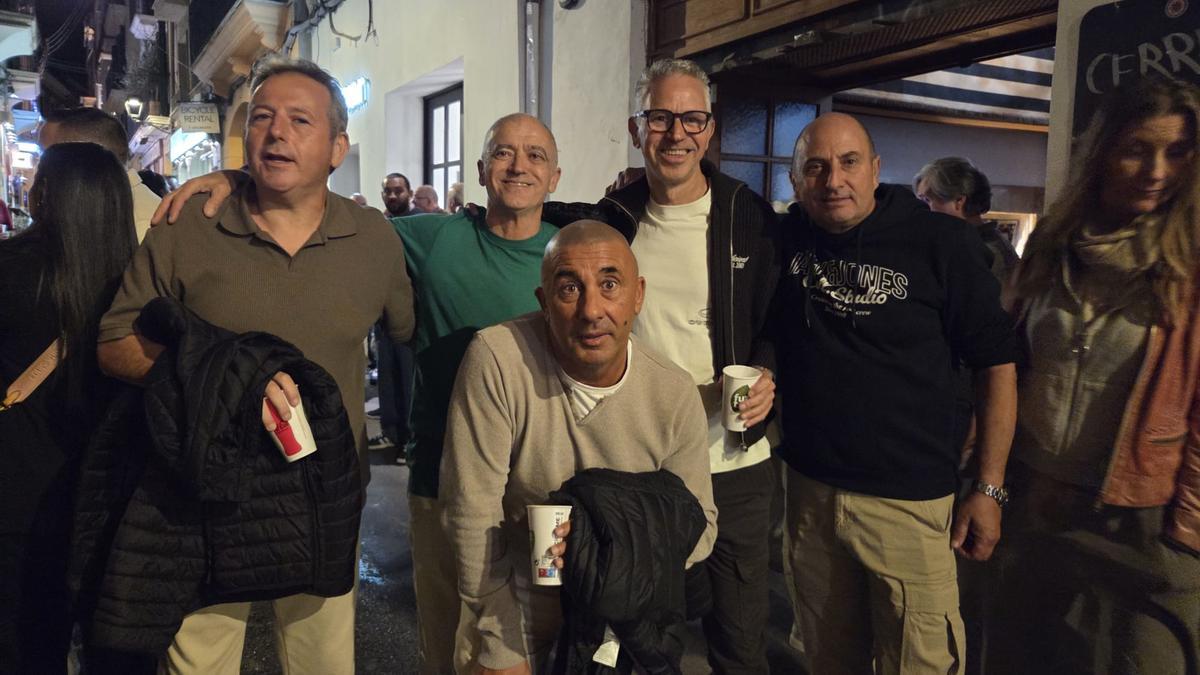 Miguel Turmo, junto a unos clientes que no quisieron perderse este homenaje a la emblemática pizzería de Palma