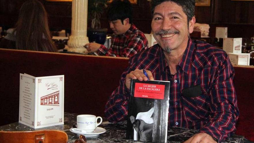 Pedro González, ayer en Madrid, con un ejemplar de su novela.
