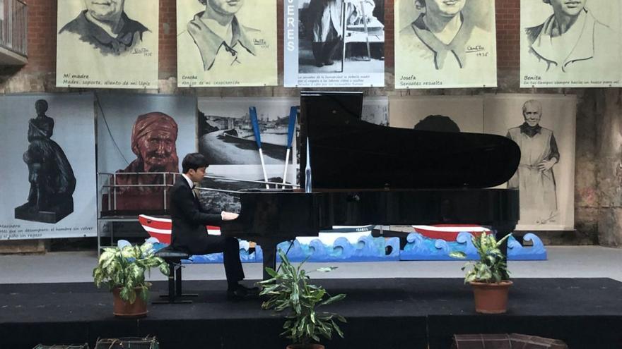 El pianista chino Qi Kong da prueba de su virtuosismo en Candás