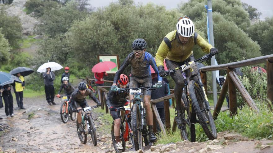 Miguel Muñoz y María Díaz triunfan en una épica MTB Guzmán El Bueno