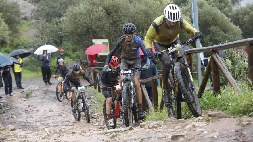 Miguel Muñoz y María Díaz triunfan en una épica MTB Guzmán El Bueno