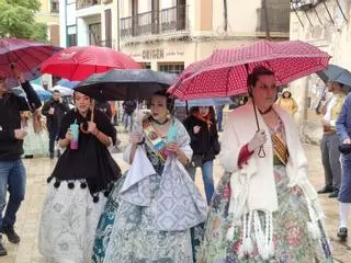 Fallas a todo trapo en Dénia: mantas y mantones, chubasqueros, plásticos y muchos paraguas (imágenes)