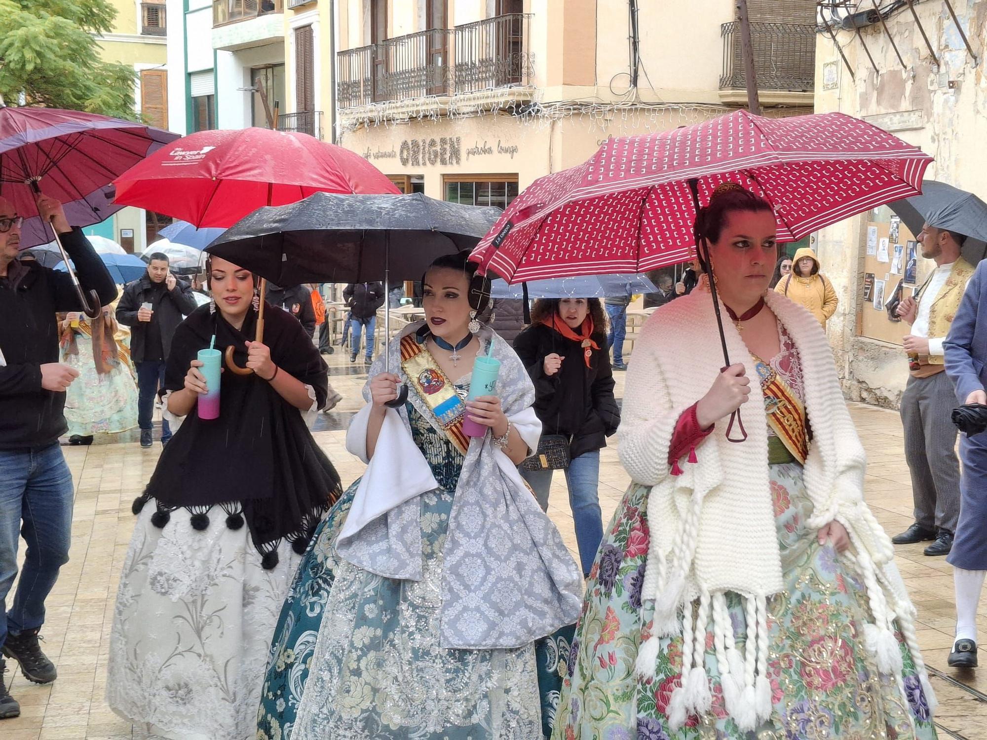 Fallas a todo trapo en Dénia: mantas y mantones, chubasqueros y plásticos (imágenes)