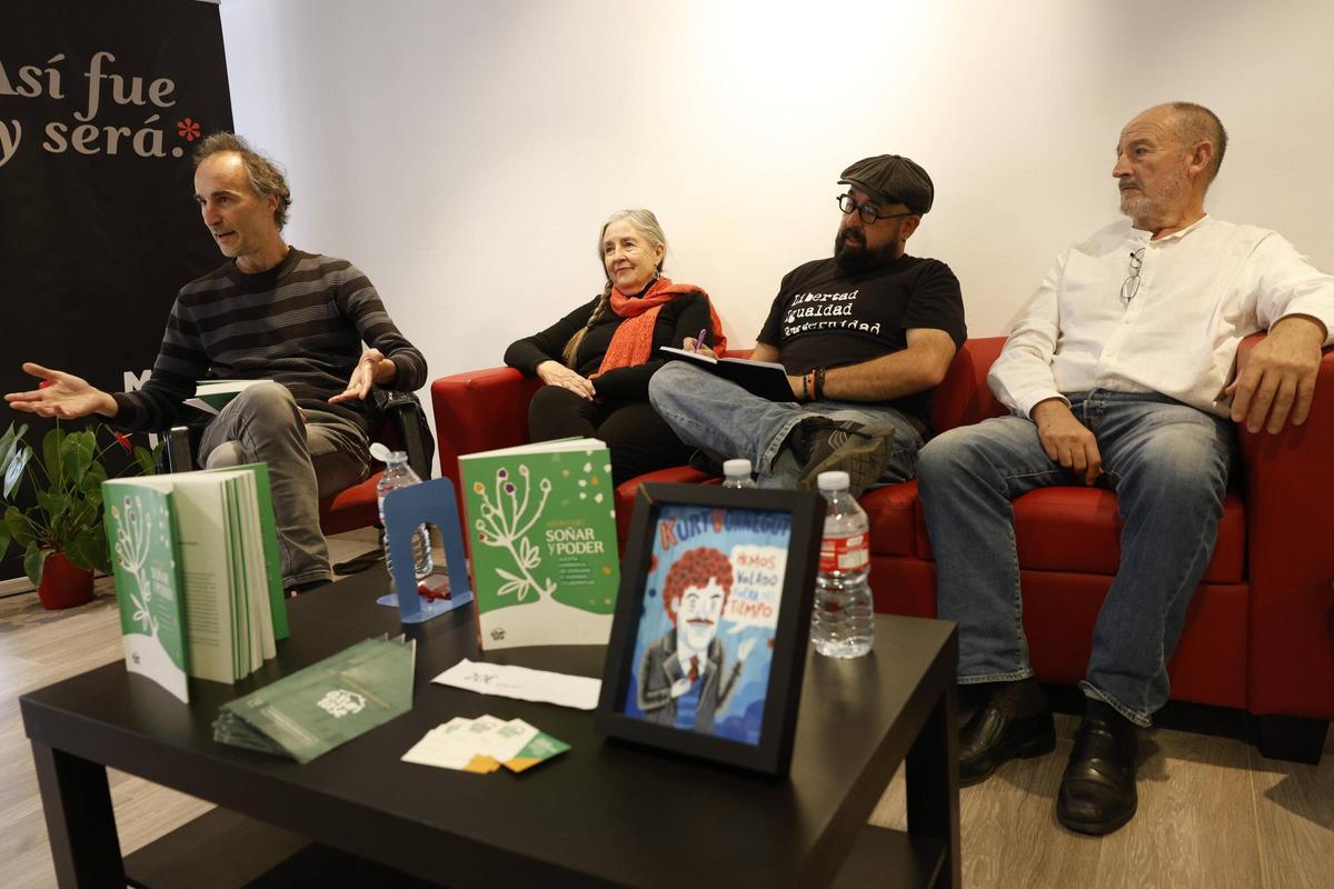 Por la izquierda, Eduardo Romero, Mariasun Rodríguez Lasa, David Acera y José Lasa, este miércoles, durante la presentación del libro.