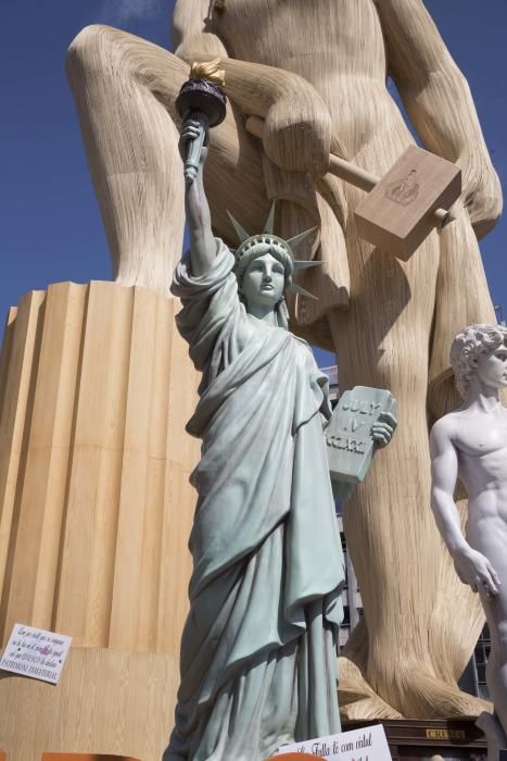 'Fallas en el Mundo', el monumento municipal