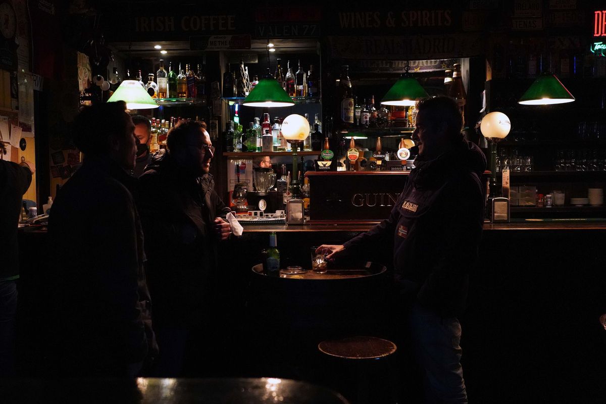 La Comunitat de Madrid avança el tancament de bars i comerços a les 21.00 i el toc de queda, a les 22.00 La Comunitat de Madrid avança el tancament de bars i comerços a les 21.00 i el toc de queda, a les 22.00