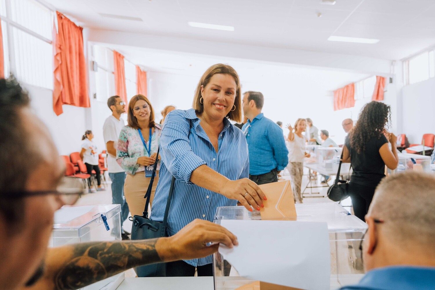 Astrid Pérez (PP), presidenta del Parlamento de Canarias vota el 23J.