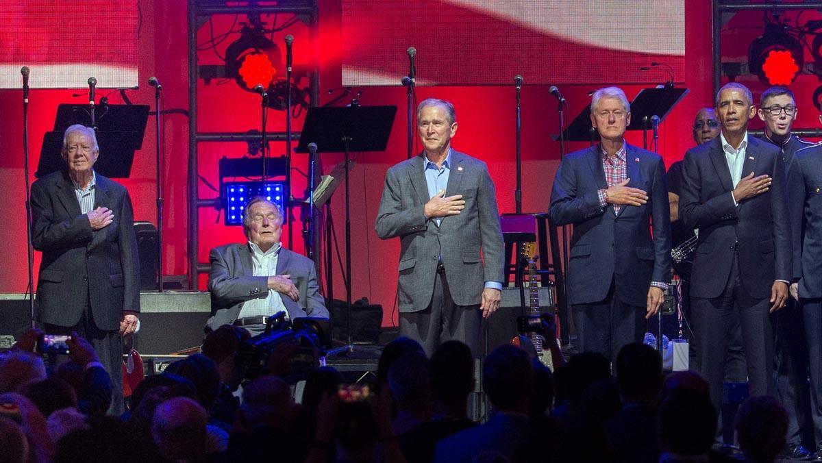 Els cinc expresidents vius dels EUA recapten fons per a les víctimes de l’huracà ’Harvey’.