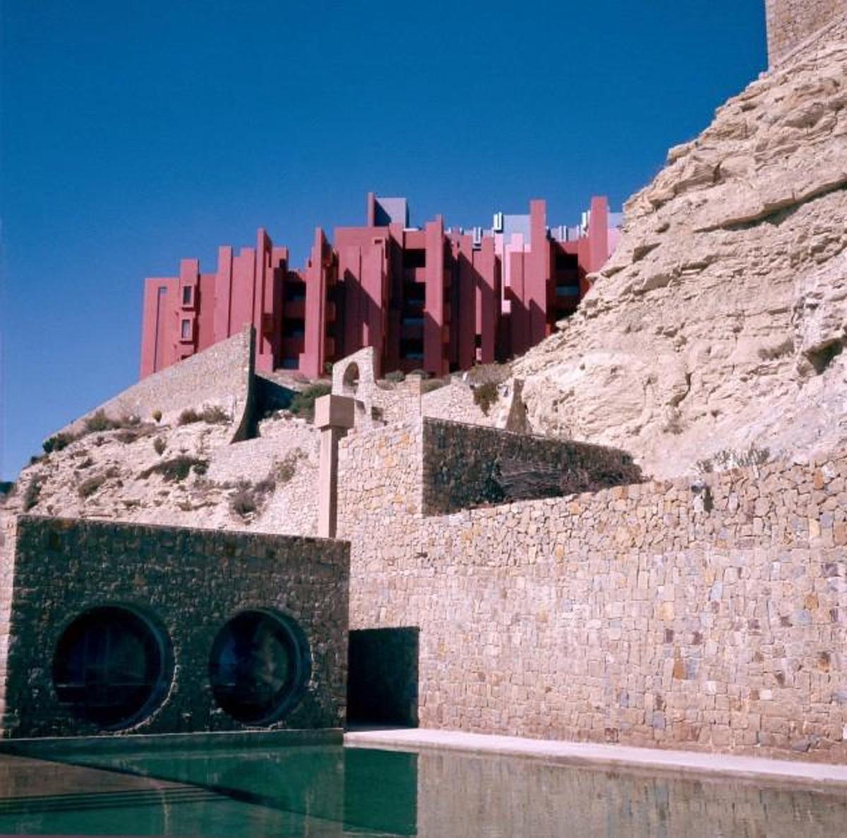 El Club Social (arriba la Muralla Roja) en sus años de esplendor y antes de que el abandono lo convirtiera en una ruina