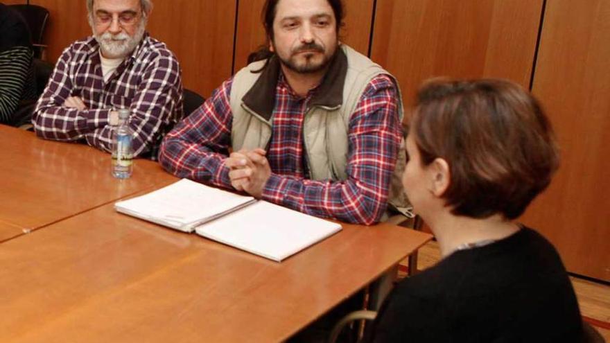 Por la izquierda, Guillermo Díaz Balsera, Alejandro Viciosa y Carmen Moriyón, durante el encuentro de ayer en la Alcaldía.