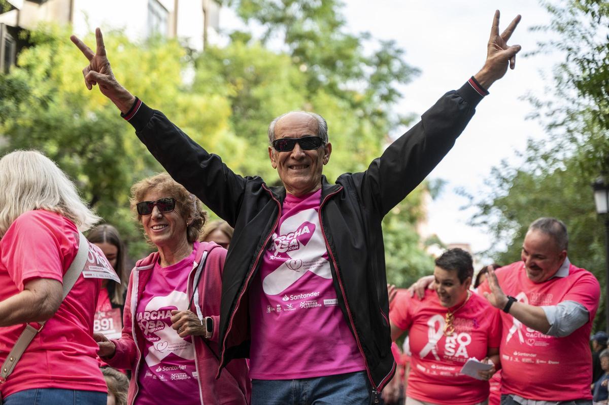 Así ha sido la marcha rosa de Cáceres en imágenes: la ciudad se vuelca con el cáncer de mama Así ha sido la marcha rosa de Cáceres en imágenes: la ciudad se vuelca con el cáncer de mama