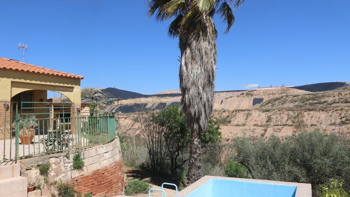 El vertedero situado junto al barranco del Regatell, clausurado en el 2012, continúa aún pendiente de ser sellado.