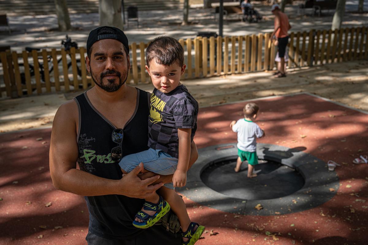 Barcelona 31/07/24 Barcelona. Fotografías de familias usuarias de la nueva zona de juegos infantiles del parque de la Espanya Industrial. Testimonios para un reportaje de Alba Zaplana. PERSONA: Diego Valenzuela Y Simon . AUTOR: MANU MITRU