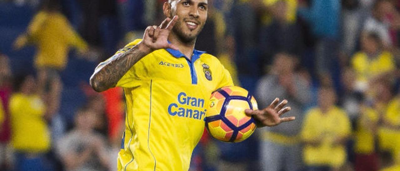 Jonathan Viera Ramos, autor de tres tantos, celebra el logrado ante el Celta de Vigo en el Gran Canaria.