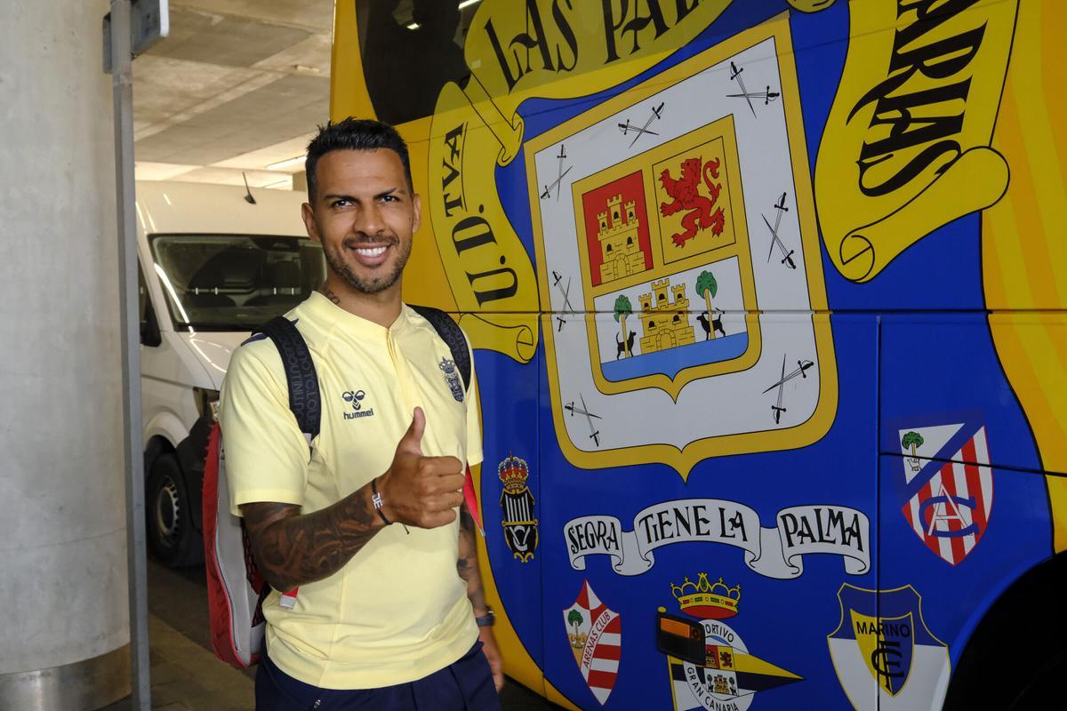 Aficionados reciben a la UD Las Palmas en el aeropuerto tras sellar el playoff