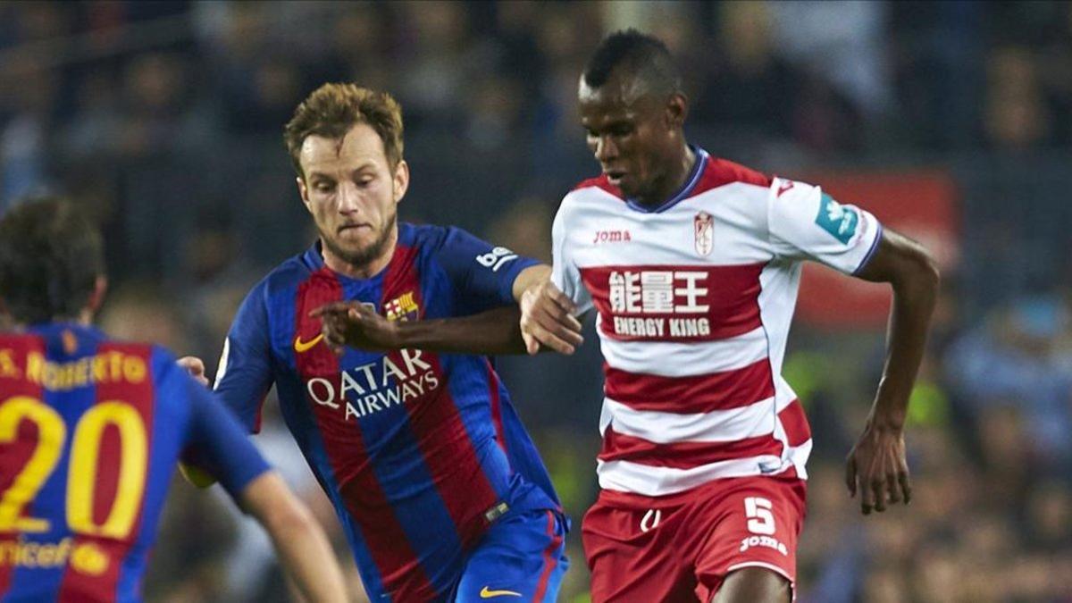 Agbo en su paso por el Granada durante un partido en el Camp Nou