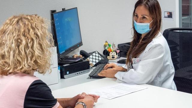 Una de las alergólogas públicas de Balears pasando consulta. |