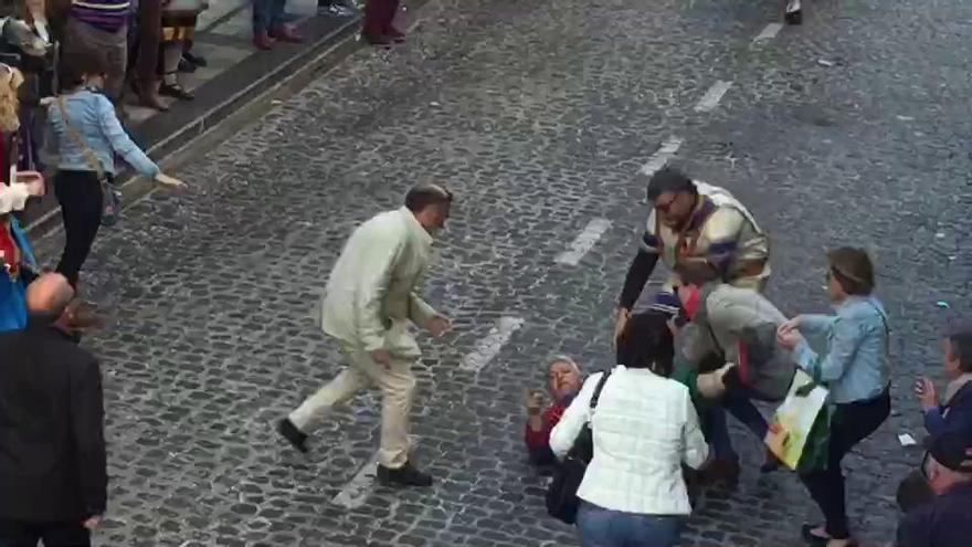 El jinete moro sufre una caída en el acto de la Estafeta en Alcoy