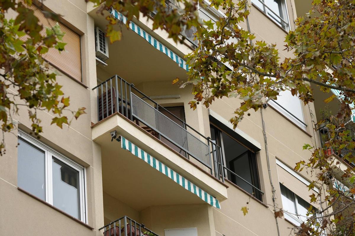 Barcelona 29/10/2025 Piso turístico ilegal en la Barceloneta Edificio donde hay un piso turístico ilegal, ofertado por Airbnb , en el carrer Joan de Borbó, 12 4-3, en la Barceloneta Fotografía de Ferran Nadeu